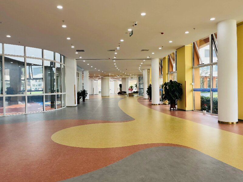 天津港保稅區(qū)空港學(xué)校 潔福潔弗樂靈動系列多層復(fù)合PVC 地板學(xué)校防滑靜音地板方案